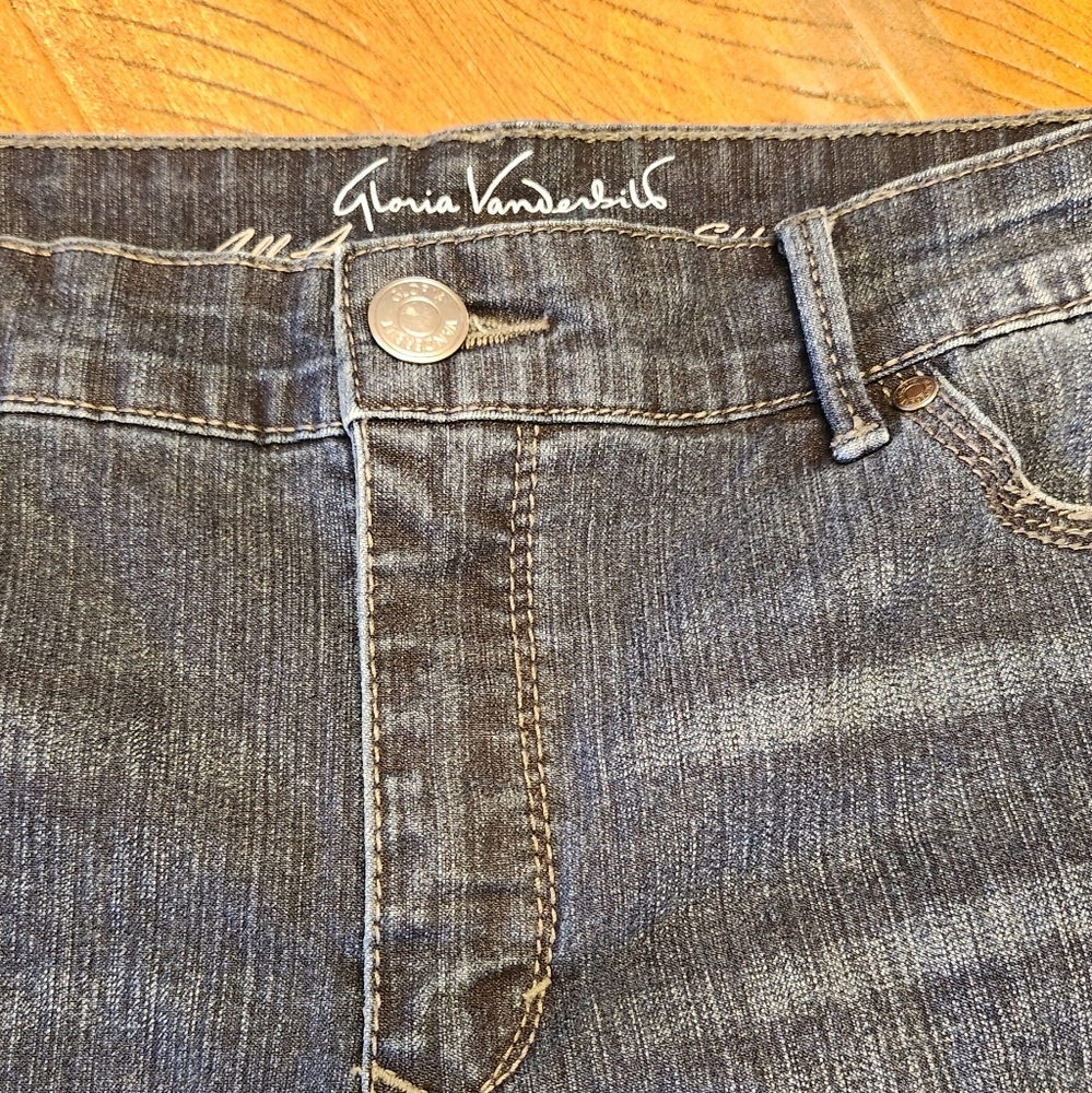 🎈2/$15 Denim capris size 10. (L2) - Picture 5 of 8